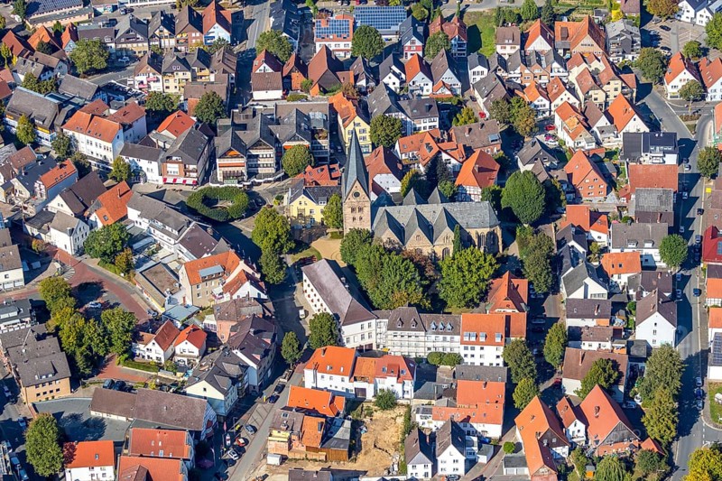 Aerial view, local view, parish church St. Marien, Steinheim, OWL, Ostwestfalen-Lippe, East Westphalia, North Rhine-Westphalia, Germany, place of worship, DE, Europe, religious community, place of worship, property tax, holy place, real estate, church, parish, denomination, aerial view, aerial photography, aerial photography, OWL book, OWL book, religion, religious site, townscape, urban area, overview, bird's-eye view, housing estate, housing and living, residential area, residential buildings, residential quality, residential neighbourhood, housing estate, birds-eyes view, overview