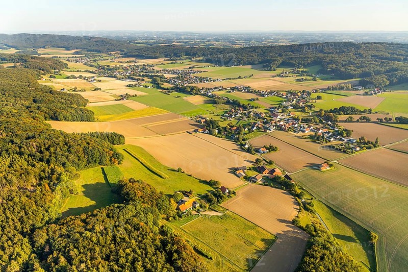 Aerial view, local view Börninghausen, meadows and fields, Preußisch Oldendorf, OWL, Ostwestfalen-Lippe, East Westphalia, North Rhine-Westphalia, Germany, DE, Europe, property tax, real estate, aerial view, aerial photography, aerial photography, OWL book, OWL book, local view, townscape, urban area, overview, bird's-eye view, forest area, residential area, living and living, residential area, residential buildings, residential quality, residential neighbourhood, housing estate, birds-eyes view, overview