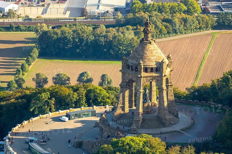 Aerial photograph, Kaiser Wilhelm Monument, Barkhausen, Porta Westfalica, OWL, Ostwestfalen-Lippe, East Westphalia, North Rhine-Westphalia, Germany, DE, monument, Europe, imperial statue, aerial photograph, aerial photography, aerial photography, national monument, OWL book, OWLBuch, Ringterrasse, sight, late Wilhelminianism, street of monuments, Tor tor to Westphalia, overview, bird's-eye view, landmark, forest, forest area, Weser breakthrough, Wiehengebirge, Wittekindsberg, birds-eyes view, overview