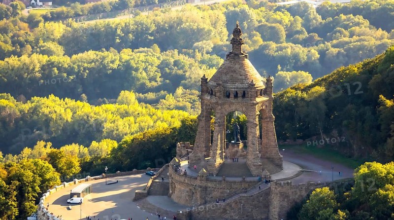 Aerial photograph, Kaiser Wilhelm Monument, Barkhausen, Porta Westfalica, OWL, Ostwestfalen-Lippe, East Westphalia, North Rhine-Westphalia, Germany, DE, monument, Europe, imperial statue, aerial photograph, aerial photography, aerial photography, national monument, OWL book, OWLBuch, Ringterrasse, sight, late Wilhelminianism, street of monuments, Tor tor to Westphalia, overview, bird's-eye view, landmark, forest, forest area, Weser breakthrough, Wiehengebirge, Wittekindsberg, birds-eyes view, overview