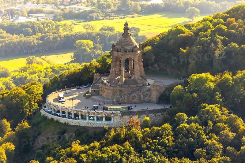 Aerial photograph, Kaiser Wilhelm Monument, Barkhausen, Porta Westfalica, OWL, Ostwestfalen-Lippe, East Westphalia, North Rhine-Westphalia, Germany, DE, monument, Europe, imperial statue, aerial photograph, aerial photography, aerial photography, national monument, OWL book, OWLBuch, Ringterrasse, sight, late Wilhelminianism, street of monuments, Tor tor to Westphalia, overview, bird's-eye view, landmark, forest, forest area, Weser breakthrough, Wiehengebirge, Wittekindsberg, birds-eyes view, overview