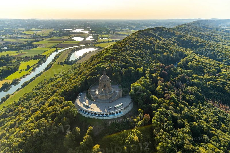 Aerial photograph, Kaiser Wilhelm Monument, Barkhausen, Porta Westfalica, OWL, Ostwestfalen-Lippe, East Westphalia, North Rhine-Westphalia, Germany, DE, monument, Europe, river Weser, Kaiser statue, aerial photograph, aerial photography, aerial photography, national monument, OWL book, OWLBuch, Ringterrasse, sight, late Wilhelmine, street of monuments, Tor tor to Westphalia, overview, bird's-eye view, landmark, forest, forest area, Weser breakthrough, Wiehengebirge, Wittekindsberg, birds-eyes view, overview