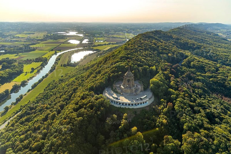 Aerial photograph, Kaiser Wilhelm Monument, Barkhausen, Porta Westfalica, OWL, Ostwestfalen-Lippe, East Westphalia, North Rhine-Westphalia, Germany, DE, monument, Europe, river Weser, Kaiser statue, aerial photograph, aerial photography, aerial photography, national monument, OWL book, OWLBuch, Ringterrasse, sight, late Wilhelmine, street of monuments, Tor tor to Westphalia, overview, bird's-eye view, landmark, forest, forest area, Weser breakthrough, Wiehengebirge, Wittekindsberg, birds-eyes view, overview