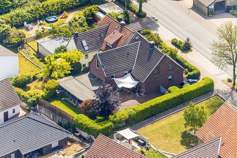 Aerial view, residential building at Westönner Straße 21, Westönnen, Werl, Soester Börde, North Rhine-Westphalia, Germany