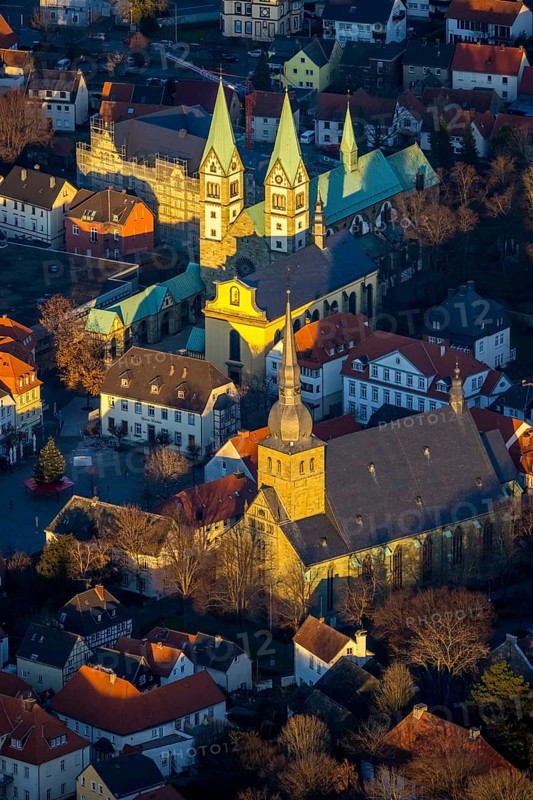 Aerial view, Old Town, Basilica of the Visitation of the Virgin Mary, Walburgisstraße, Old Pilgrimage Church, Franciscan monastery renovation, Catholic Church of St. Walburga, market square with Christmas tree, Klosterstraße, Werl, North Rhine-Westphalia, Germany