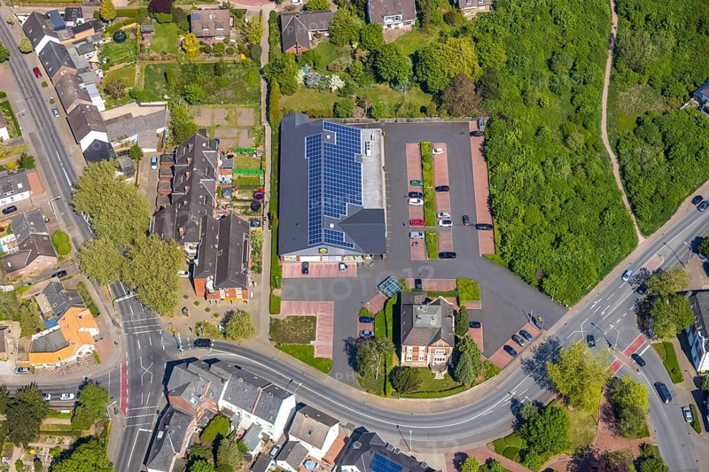 Aerial view, Lidl Discounter, shopping centre, Rees, Lower Rhine, North Rhine-Westphalia, Germany, DE, shopping centre, shopping markets, shopping place, Europe, green trees, aerial view, aerial photography, aerial photography, local supply centre, supermarket, overview, bird's eye view, birds-eyes view, overview