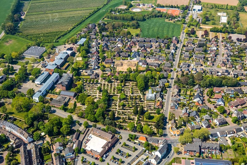 Aerial view, site view, construction site, Aspel secondary school, Rees secondary school, cemetery, Rees, Lower Rhine, North Rhine-Westphalia, Germany, 3-fold sports hall at the school centre, burial site, DE, Europe, memorial site, Gottesacker, graves, burial ground, aerial view, aerial photography, aerial photography, resting place, overview, bird's-eye view, bird's-eye view, overview