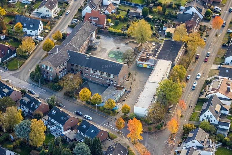 Aerial view, Städt. Grundschule am Oemberg, Saarn - West, Mülheim an der Ruhr, Ruhr area, North Rhine-Westphalia, Germany, education, educational institution, DE, Elsenborner Weg, Europe, primary school, educational institute, aerial photograph, aerial photography, aerial photography, school, overview, bird's eye view, birds-eyes view, overview
