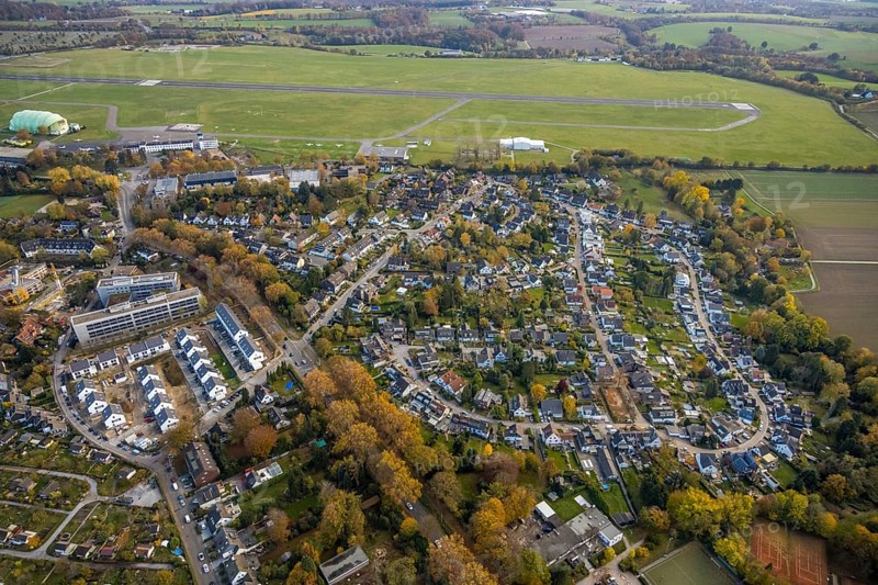 Aerial view, airport housing estate Mülheim, new development area Parsevalstraße, airport Essen/Mülheim, local view Raadt, Holthausen - south-east, Mülheim an der Ruhr, Ruhr area, North Rhine-Westphalia, Germany, construction work, building, construction area, building site, building plots, construction project, construction site, DE, Europe, flight emission, airport, aircraft noise, airfield, aeroplane, property tax, real estate, aerial view, aerial photography, aerial photography, new building, overview, bird's-eye view, WDL Luftschiffgesellschaft mbH, residential area, housing and living, residential area, residential buildings, residential quality, residential quarter, housing estate, Zeppelinstraße, birds-eyes view, overview