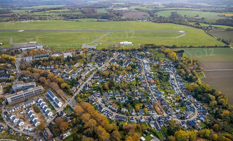 Aerial view, airport housing estate Mülheim, new development area Parsevalstraße, airport Essen/Mülheim, local view Raadt, Holthausen - south-east, Mülheim an der Ruhr, Ruhr area, North Rhine-Westphalia, Germany, construction work, building, construction area, building site, building plots, construction project, construction site, DE, Europe, flight emission, airport, aircraft noise, airfield, aeroplane, property tax, real estate, aerial photograph, aerial photography, aerial photography, new construction, overview, bird's-eye view, residential area, residential buildings, residential quality, residential quarter, housing estate, Zeppelinstraße, birds-eyes view, overview