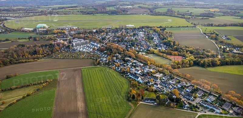Aerial view, airport housing estate Mülheim, new development area Parsevalstraße, airport Essen/Mülheim, local view Raadt, Holthausen - south-east, Mülheim an der Ruhr, Ruhr area, North Rhine-Westphalia, Germany, construction work, building, building area, building site, building plots, building measure, building project, building site, DE, Europe, flight emission, airport, aircraft noise, airfield, aeroplane, community garden, property tax, real estate, KGV, allotment garden, allotment garden site, allotment garden association, aerial view, aerial photography, aerial photography, new building, allotment garden, overview, bird's-eye view, WDL Luftschiffgesellschaft mbH, housing estate, housing and living, residential area, residential buildings, housing quality, residential neighbourhood, housing estate, Zeppelinstraße, birds-eyes view, overview