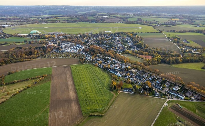 Aerial view, airport housing estate Mülheim, new development area Parsevalstraße, airport Essen/Mülheim, local view Raadt, Holthausen - south-east, Mülheim an der Ruhr, Ruhr area, North Rhine-Westphalia, Germany, construction work, building, building area, building site, building plots, building measure, building project, building site, DE, Europe, flight emission, airport, aircraft noise, airfield, aeroplane, community garden, property tax, real estate, KGV, allotment garden, allotment garden site, allotment garden association, aerial view, aerial photography, aerial photography, new building, allotment garden, overview, bird's-eye view, WDL Luftschiffgesellschaft mbH, housing estate, housing and living, residential area, residential buildings, housing quality, residential neighbourhood, housing estate, Zeppelinstraße, birds-eyes view, overview
