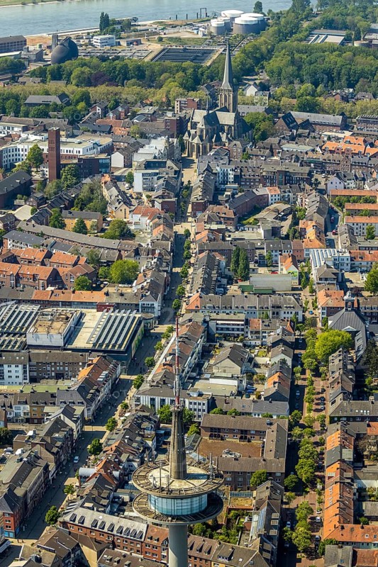 Aerial view, TV tower Wesel Langer Heinrich, protestant church Willibrordi-Dom, Hohe Straße shopping mile, green trees, Wesel, Ruhr area, Lower Rhine, North Rhine-Westphalia, Germany