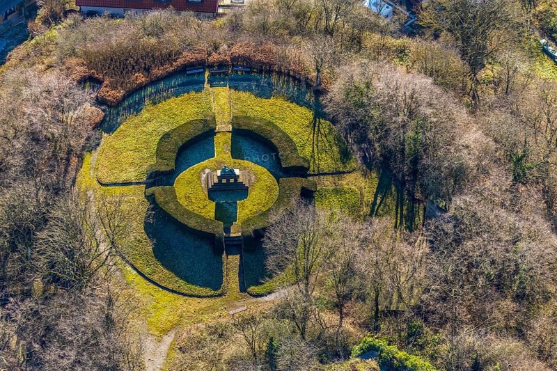 Aerial view, castle ruins of Volmarstein Castle, war memorial, Volmarstein, Wetter, Ruhr area, North Rhine-Westphalia, Germany