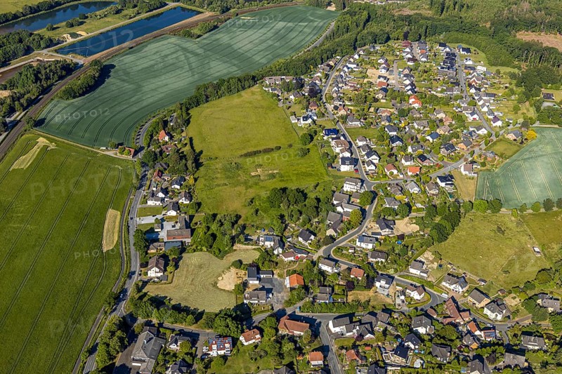 Aerial view, Echthausen district, cross in a meadow, Ruhrstraße, Wickede (Ruhr), North Rhine-Westphalia, Germany