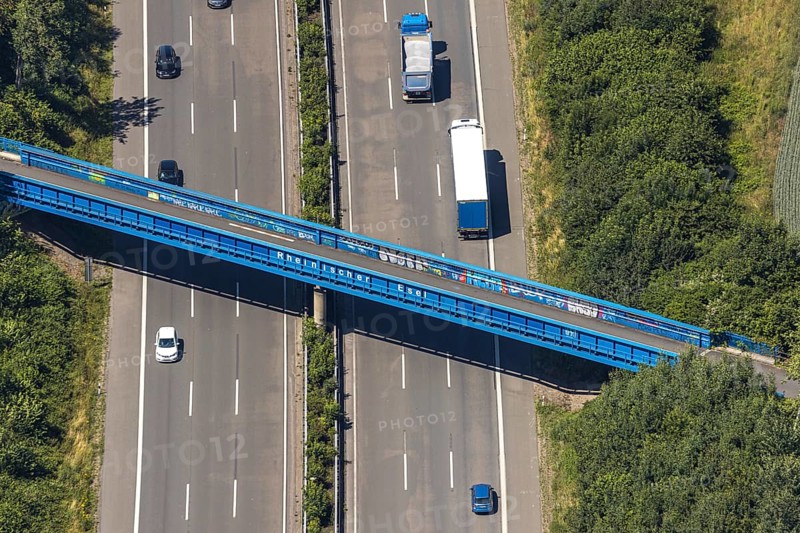 Aerial view, cycle path and hiking trail, Rheinischer Esel bridge, A44 motorway, Witten, Ennepe-Ruhr district, Ruhr area, North Rhine-Westphalia, Germany