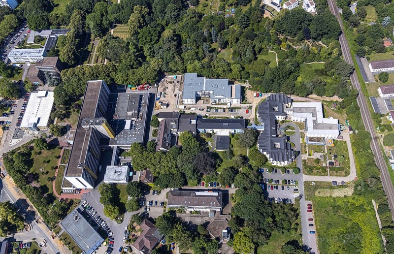 Aerial view, Protestant Hospital Witten, retirement centre at the Schwesternpark Feierabendhäuser, new Feierabendhaus building with additional barrier-free flats, Witten, Ennepe-Ruhr district, Ruhr area, North Rhine-Westphalia, Germany