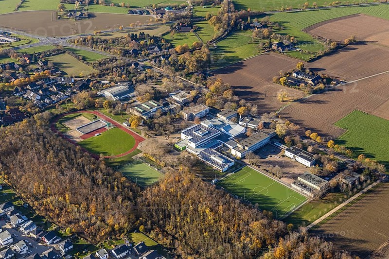 Aerial view, school centre, municipal comprehensive school, Theodor-Heuss-Schule, Haarbeckschule, leisure pool, sports field, Tersteegenstraße, Neukirchen-Vluyn, Lower Rhine, North Rhine-Westphalia, Germany, education, educational institution, DE, Europe, football pitch, football stadium, educational institute, aerial view, aerial photography, aerial photography, photovoltaics, photovoltaic system, Ruhr area, school, solar, solar system, solar energy, solar energy, sport, sports facilities, sports facility, overview, bird's eye view, bird's eye view, overview