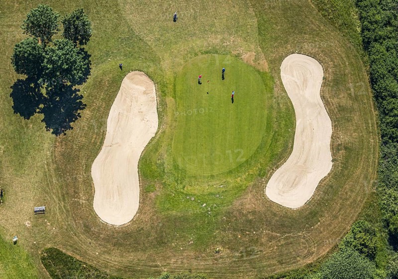 Aerial view, golf course golf club Op de Niep, Neukirchen-Vluyn, Lower Rhine, North Rhine-Westphalia, Germany, DE, Europe, golf, golf course, golf club, golf course, golf course Nieper Kuhlen, aerial view, aerial photography, aerial photography, sports, overview, birds-eyes view, overview, golfer, bunker, sand hole, sand holes, green, moat, island