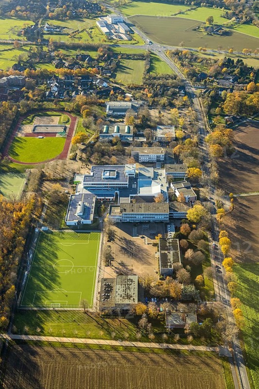 Aerial view, school centre, municipal comprehensive school, Theodor-Heuss-Schule, Haarbeckschule, leisure pool, sports field, Tersteegenstraße, Neukirchen-Vluyn, Lower Rhine, North Rhine-Westphalia, Germany, education, educational institution, DE, Europe, football pitch, football stadium, educational institute, aerial view, aerial photography, aerial photography, photovoltaics, photovoltaic system, Ruhr area, school, solar, solar system, solar energy, solar energy, sport, sports facilities, sports facility, overview, bird's eye view, bird's eye view, overview