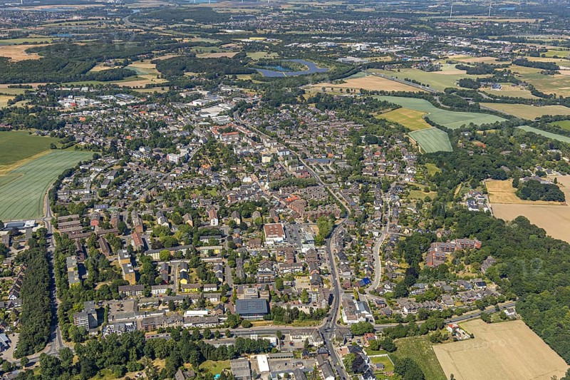 Aerial view, local view, Andreas-Bräm-Straße, ENNI Solarpark Mühlenfeld, Neukirchen-Vluyn, Lower Rhine, North Rhine-Westphalia, Germany, DE, Europe, TV station, aerial view, aerial photography, aerial photography, overview, bird's-eye view, woodland, meadows and fields, birds-eyes view, overview