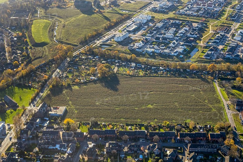 Aerial view, Neukircher Feld, field green area, opposite police station, Niederrheinallee, residential area Dicksche Heide, Neukirchen, Neukirchen-Vluyn, Ruhr area, North Rhine-Westphalia, Germany, field, DE, Europe, community garden, property tax, green area, real estate, Jahnstraße, KGV, allotment garden, allotment garden site, allotment garden association, allotment garden association Unsere Scholle, allotment gardener association, aerial view, aerial photography, aerial photography, allotment garden, state power, overview, bird's eye view, housing estate, housing and living, residential area, residential buildings, housing quality, residential neighbourhood, housing estate, birds-eyes view, overview