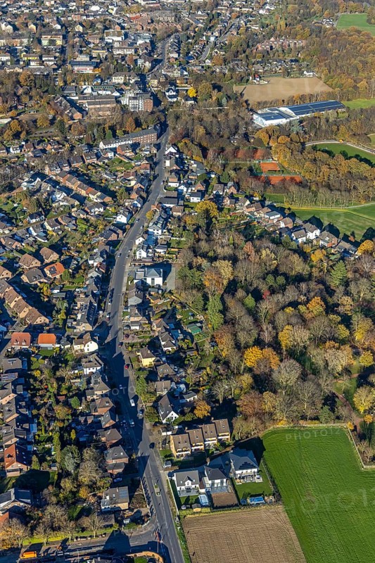 Aerial view, local view Krefelder Straße, New Apostolic Church, Sport- und Freizeitpark Klingerhuf, Wilhelm-Reuter-Allee, Neukirchen, Neukirchen-Vluyn, Ruhr area, North Rhine-Westphalia, Germany, place of worship, DE, Europe, religious community, place of worship, holy place, church, parish, denomination, aerial view, aerial photography, aerial photography, religion, religious site, sports, sports field, tennis courts, overview, bird's eye view, birds-eyes view, overview
