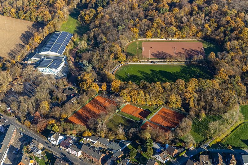 Aerial view, sports and leisure park Klingerhuf, Wilhelm-Reuter-Allee, Neukirchen, Neukirchen-Vluyn, Ruhr area, North Rhine-Westphalia, Germany, DE, Europe, football pitch, football stadium, football club, aerial view, aerial photography, aerial photography, photovoltaic, photovoltaic system, solar, solar system, solar energy, solar energy, sports, sports facilities, sports field, sports facility, sports stadium, tennis, tennis facility, tennis halls, tennis courts, tennis club, overview, bird's-eye view, bird's-eye view, overview