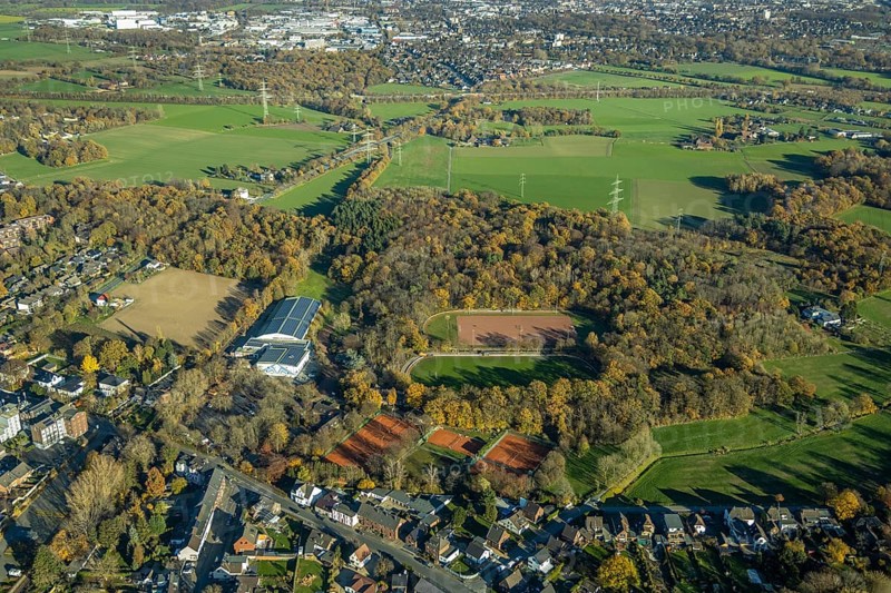 Aerial view, sports and leisure park Klingerhuf, Wilhelm-Reuter-Allee, Neukirchen, Neukirchen-Vluyn, Ruhr area, North Rhine-Westphalia, Germany, DE, Europe, football pitch, football stadium, football club, aerial view, aerial photography, aerial photography, photovoltaic, photovoltaic system, solar, solar system, solar energy, solar energy, sports, sports facilities, sports field, sports facility, sports stadium, tennis, tennis facility, tennis halls, tennis courts, tennis club, overview, bird's-eye view, bird's-eye view, overview