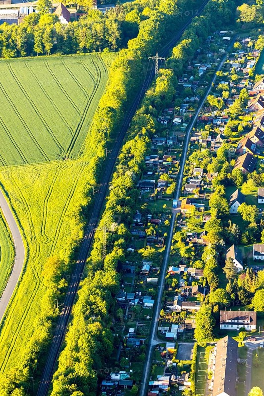 Aerial view, green railway tracks, residential area St. Mauritz, Honebachaue, Münster, Münsterland, North Rhine-Westphalia, Germany, DE, Europe, property tax, green trees, real estate, aerial view, aerial photography, aerial photography, overview, bird's-eye view, residential area, residential area, residential buildings, residential quality, residential neighbourhood, housing estate, birds-eyes view, overview