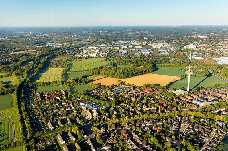 Aerial photograph, telecommunications tower Münster, residential area Am Lohausbach, Mühlhäuser Straße, Münster, Münsterland, North Rhine-Westphalia, Germany, DE, Europe, telecommunications tower, television tower, distant view, property tax, real estate, aerial photograph, aerial photography, aerial photography, broadcasting station, overview, bird's eye view, residential complex, living and living, residential area, residential buildings, quality of living, residential neighbourhood, housing estate, bird's eye view, overview