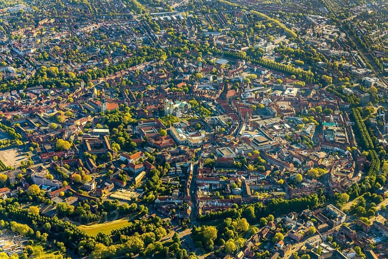 Aerial view, Old Town, Promenadenring, St Paul's Cathedral, Cathedral SquarePaulus-Dom, Domplatz, catholic Liebfrauen-Überwasserkirche, catholic St. Lamberti-Kirche, St. Martini-Kirche, Theater Münster, Münster, Münsterland, North Rhine-Westphalia, Germany, old town area, place of worship, DE, Europe, religious community, place of worship, property tax, real estate, church, church community, denomination, culture, art, aerial view, aerial photography, aerial photography, religion, theatre, overview, events, bird's-eye view, residential area, living and working, living and life, residential area, residential buildings, housing estate, birds-eyes view, historic city centre, historic city centre, overview