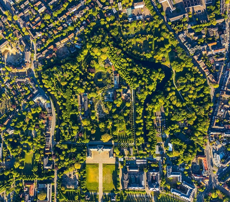 Aerial view, Westfälische Wilhelms-Universität Münster, Schlossplatz, Botanischer Garten, Westfälischer Bauerngarten, Münster, Münsterland, North Rhine-Westphalia, Germany, education, educational institution, DE, Europe, green trees, manor house, manor building, courtyard, aerial view, aerial photography, aerial photography, park, castle, castle moat, overview, university, bird's-eye view, WWU Münster, birds-eyes view, overview