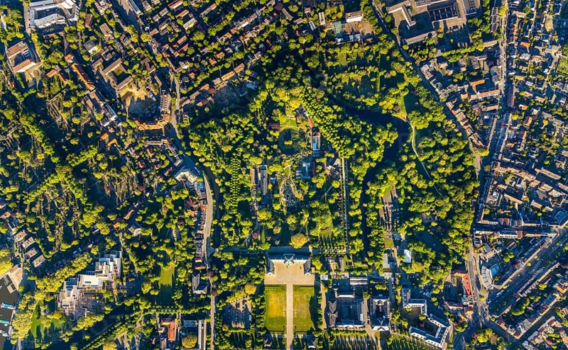Aerial view, Westfälische Wilhelms-Universität Münster, Schlossplatz, Botanischer Garten, Westfälischer Bauerngarten, Münster, Münsterland, North Rhine-Westphalia, Germany, education, educational institution, DE, Europe, green trees, manor house, manor building, courtyard, aerial view, aerial photography, aerial photography, park, castle, castle moat, overview, university, bird's-eye view, WWU Münster, birds-eyes view, overview