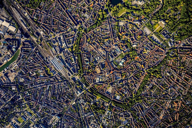 Aerial view, Old Town, Promenadenring, St Paul's Cathedral, Cathedral SquarePaulus-Dom, Domplatz, catholic Liebfrauen-Überwasserkirche, catholic St. Lamberti-Kirche, St. Martini Church, Münster Theatre, Münster Central Station, Münster, Münsterland, North Rhine-Westphalia, Germany, old town area, place of worship, railway tracks, railway station, DE, Deutsche Bahn AG, Europe, religious community, place of worship, property tax, central station, main station, real estate, church, parish, denomination, culture, art, aerial view, aerial photography, aerial photography, religion, theatre, overview, events, bird's-eye view, residential area, living and working, living and life, residential area, residential buildings, housing estate, birds-eyes view, historic city centre, historic city centre, overview