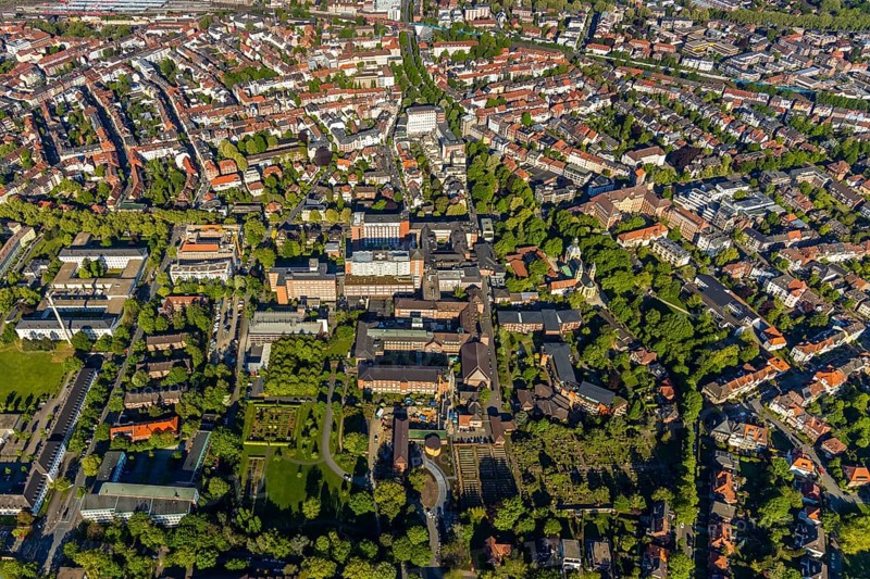 Aerial view, view of St Mauritz, Mauritzviertel, St Mauritz Catholic Church, Bau- und Liegenschaftsbetrieb North Rhine-Westphalia Münster, St Franziskus-Hospital, Mauritz School, Franciscan Sisters of St Mauritz, Münster, Münsterland, North Rhine-Westphalia, Germany. Mauritz, Münster, Münsterland, North Rhine-Westphalia, Germany, Alter Mauritzfriedhof, burial site, authority, DE, Europe, cemetery, memorial, healthcare, Gottesacker, graves, burial ground, hospital, clinic, clinic centre, hospital, aerial view, aerial photography, aerial photography, medical facility, medical aid, motherhouse garden, emergency service, park, resting place, overview, Münster administrative court, bird's eye view, birds-eyes view, overview, medical care