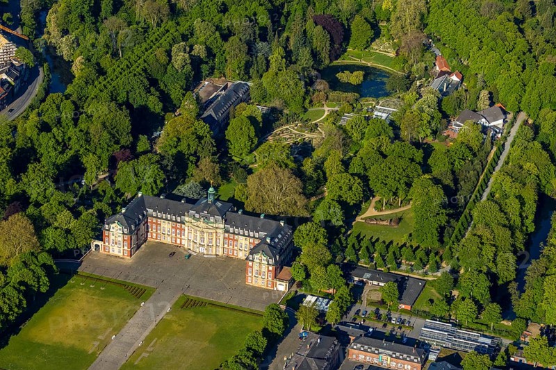 Aerial view, Westfälische Wilhelms-Universität Münster, Schlossplatz, Botanischer Garten, Westfälischer Bauerngarten, Münster, Münsterland, North Rhine-Westphalia, Germany, education, educational institution, DE, Europe, green trees, manor house, manor building, courtyard, aerial view, aerial photography, aerial photography, park, castle, castle moat, overview, university, bird's-eye view, WWU Münster, birds-eyes view, overview