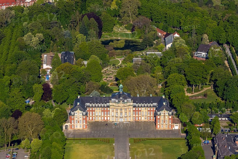 Aerial view, Westfälische Wilhelms-Universität Münster, Schlossplatz, Botanischer Garten, Westfälischer Bauerngarten, Münster, Münsterland, North Rhine-Westphalia, Germany, education, educational institution, DE, Europe, manor house, manor building, courtyard, aerial view, aerial photography, aerial photography, castle, castle moat, overview, university, bird's-eye view, WWU Münster, birds-eyes view, overview