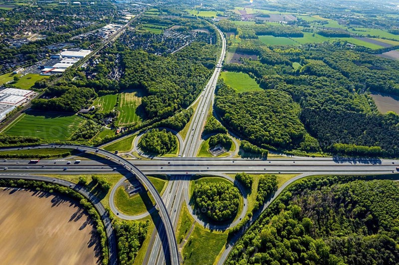 Aerial view, motorway junction Münster-Süd, motorway A1, motorway A43, Münster, Münsterland, North Rhine-Westphalia, Germany, motorway, motorway bridge, motorway junction, greening, DE, Europe, shapes and colours, freight traffic, landscape forms, aerial view, aerial photography, aerial photography, road traffic, overview, traffic, traffic volume, bird's-eye view, forest area, meadows and fields, birds-eyes view, overview