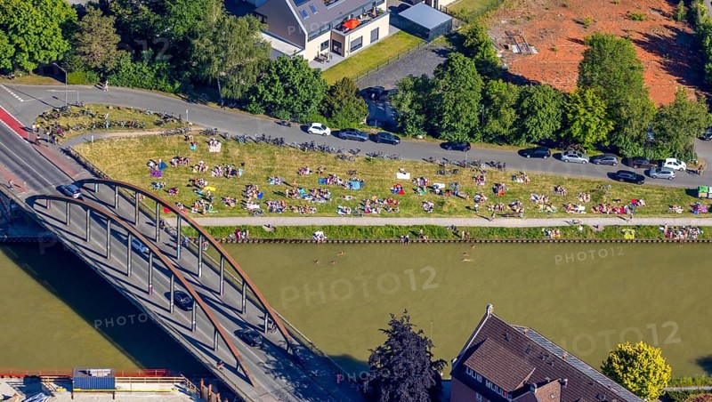 Aerial view, bathing at the canal, Dortmund-Ems canal, sunbathing lawn, sunbathing, August-Schepers-Straße, bridge Wolbecker Straße, Memelufer, Mauritz, Münster, Münsterland, North Rhine-Westphalia, Germany, bridge, DE, Europe, leisure, leisure pool, leisure activities, Klartext-Verlag, aerial view, aerial photography, aerial photography, Münster from above, Münster book, summer fun, sunbather, lido, lido, overview, bird's eye view, birds-eyes view, free bathing establishment, overview, Corona distance. Corona distance, pandemic restrictions, end of lockdown