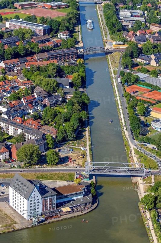 Aerial view, bathing on the canal, Dortmund-Ems Canal, sunbathing lawn, sunbathing, Wolbecker Straße bridge, Schillerstraße bridge, Memelufer, harbour, Münster, Münsterland, North Rhine-Westphalia, Germany, August-Schepers-Straße, bridge, DE, Europe, leisure, leisure pool, Leisure activities, Klartext-Verlag, aerial view, aerial photography, aerial photography, Münster from above, Münster book, summer fun, sun worshippers, city harbour entrance, lido, lido, overview, bird's eye view, birds-eyes view, free bathing establishment, overview, Corona distance. Corona distance, pandemic restrictions, end of lockdown