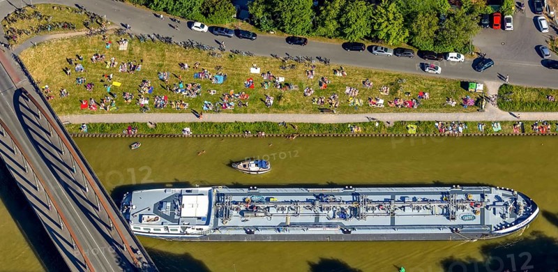 Aerial view, bathing at the canal, Dortmund-Ems canal, sunbathing lawn, sunbathing, August-Schepers-Straße, bridge Wolbecker Straße, Memelufer, Mauritz, Münster, Münsterland, North Rhine-Westphalia, Germany, bridge, DE, Europe, leisure, leisure pool, leisure activities, Klartext-Verlag, aerial view, aerial photography, aerial photography, Münster from above, Münster book, shipping traffic, summer fun, sun worshippers, lido, lido, overview, bird's eye view, birds-eyes view, free bathing establishment, overview, Corona distance. Corona distance, pandemic restrictions, end of lockdown, inland shipping, tanker, tanker cargo ship