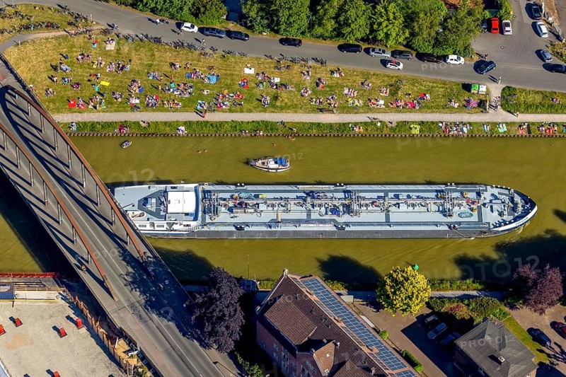 Aerial view, bathing at the canal, Dortmund-Ems canal, sunbathing lawn, sunbathing, August-Schepers-Straße, bridge Wolbecker Straße, Memelufer, Mauritz, Münster, Münsterland, North Rhine-Westphalia, Germany, bridge, DE, Europe, leisure, leisure pool, leisure activities, Klartext-Verlag, aerial view, aerial photography, aerial photography, Münster from above, Münster book, shipping traffic, summer fun, sun worshippers, lido, lido, overview, bird's eye view, birds-eyes view, free bathing establishment, overview, Corona distance. Corona distance, pandemic restrictions, end of lockdown, inland shipping, tanker, tanker cargo ship