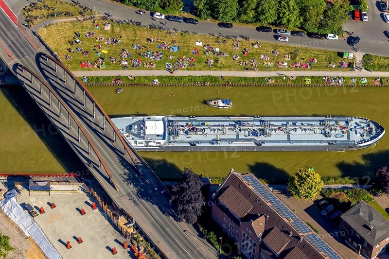Aerial view, bathing at the canal, Dortmund-Ems canal, sunbathing lawn, sunbathing, August-Schepers-Straße, bridge Wolbecker Straße, Memelufer, Mauritz, Münster, Münsterland, North Rhine-Westphalia, Germany, bridge, DE, Europe, leisure, leisure pool, leisure activities, Klartext-Verlag, aerial view, aerial photography, aerial photography, Münster from above, Münster book, shipping traffic, summer fun, sun worshippers, lido, lido, overview, bird's eye view, birds-eyes view, free bathing establishment, overview, Corona distance. Corona distance, pandemic restrictions, end of lockdown, inland shipping, tanker, tanker cargo ship