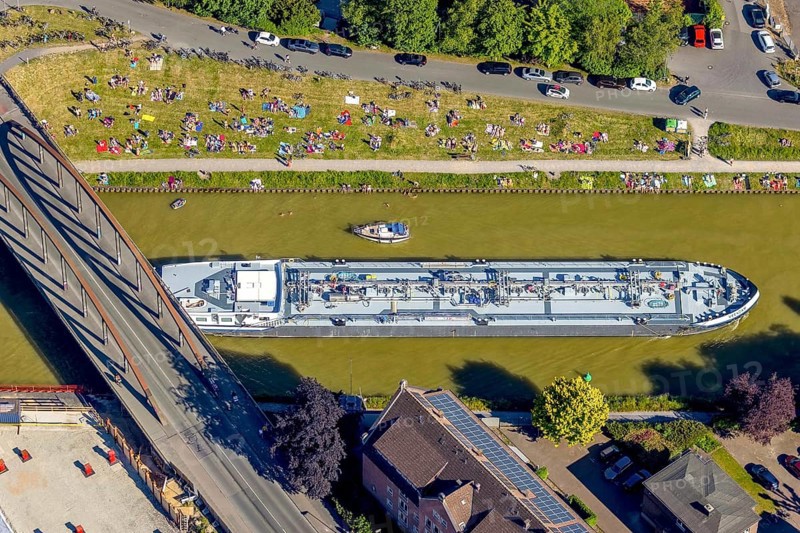 Aerial view, bathing at the canal, Dortmund-Ems canal, sunbathing lawn, sunbathing, August-Schepers-Straße, bridge Wolbecker Straße, Memelufer, Mauritz, Münster, Münsterland, North Rhine-Westphalia, Germany, bridge, DE, Europe, leisure, leisure pool, leisure activities, Klartext-Verlag, aerial view, aerial photography, aerial photography, Münster from above, Münster book, shipping traffic, summer fun, sun worshippers, lido, lido, overview, bird's eye view, birds-eyes view, free bathing establishment, overview, Corona distance. Corona distance, pandemic restrictions, end of lockdown, inland shipping, tanker, tanker cargo ship