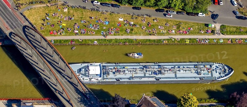 Aerial view, bathing at the canal, Dortmund-Ems canal, sunbathing lawn, sunbathing, August-Schepers-Straße, bridge Wolbecker Straße, Memelufer, Mauritz, Münster, Münsterland, North Rhine-Westphalia, Germany, bridge, DE, Europe, leisure, leisure pool, leisure activities, Klartext-Verlag, aerial view, aerial photography, aerial photography, Münster from above, Münster book, shipping traffic, summer fun, sun worshippers, lido, lido, overview, bird's eye view, birds-eyes view, free bathing establishment, overview, Corona distance. Corona distance, pandemic restrictions, end of lockdown, inland shipping, tanker, tanker cargo ship