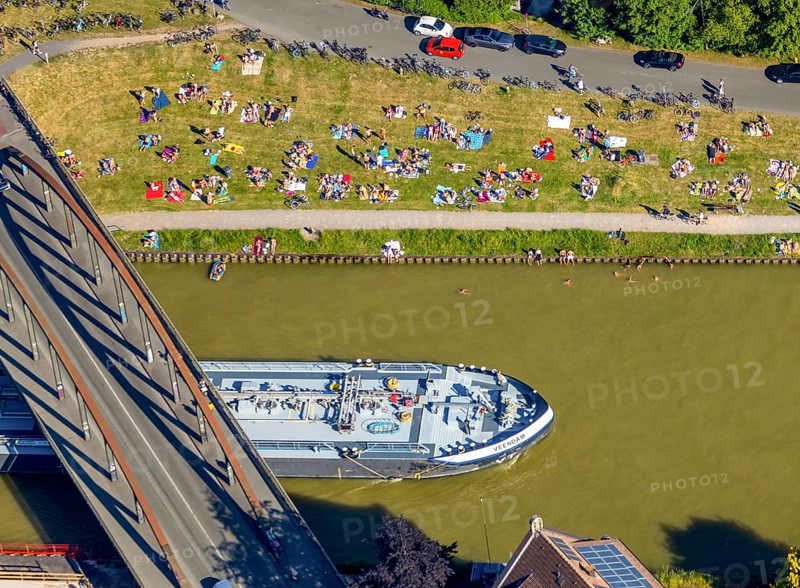 Aerial view, bathing at the canal, Dortmund-Ems canal, sunbathing lawn, sunbathing, August-Schepers-Straße, bridge Wolbecker Straße, Memelufer, Mauritz, Münster, Münsterland, North Rhine-Westphalia, Germany, bridge, DE, Europe, leisure, leisure pool, leisure activities, Klartext-Verlag, aerial view, aerial photography, aerial photography, Münster from above, Münster book, shipping traffic, summer fun, sun worshippers, lido, lido, overview, bird's eye view, birds-eyes view, free bathing establishment, overview, Corona distance. Corona distance, pandemic restrictions, end of lockdown, inland shipping, tanker, tanker cargo ship