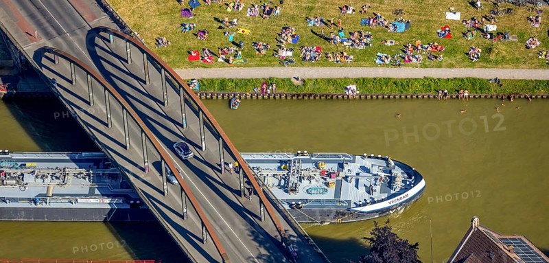 Aerial view, bathing at the canal, Dortmund-Ems canal, sunbathing lawn, sunbathing, August-Schepers-Straße, bridge Wolbecker Straße, Memelufer, Mauritz, Münster, Münsterland, North Rhine-Westphalia, Germany, bridge, DE, Europe, leisure, leisure pool, leisure activities, Klartext-Verlag, aerial view, aerial photography, aerial photography, Münster from above, Münster book, shipping traffic, summer fun, sun worshippers, lido, lido, overview, bird's eye view, birds-eyes view, free bathing establishment, overview, Corona distance. Corona distance, pandemic restrictions, end of lockdown, inland shipping, tanker, tanker cargo ship