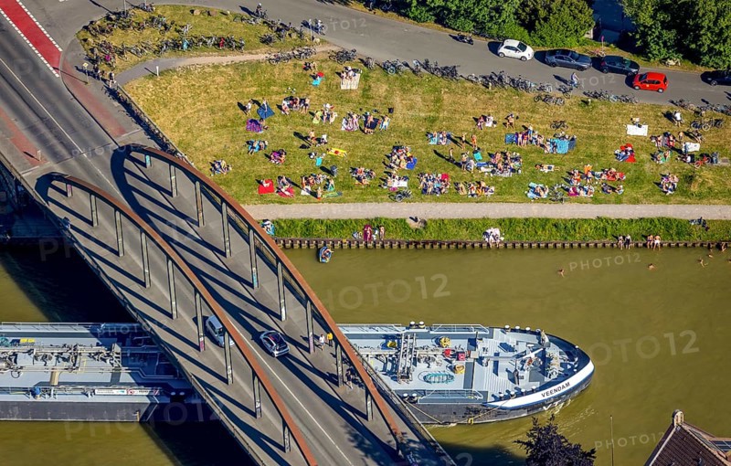 Aerial view, bathing at the canal, Dortmund-Ems canal, sunbathing lawn, sunbathing, August-Schepers-Straße, bridge Wolbecker Straße, Memelufer, Mauritz, Münster, Münsterland, North Rhine-Westphalia, Germany, bridge, DE, Europe, leisure, leisure pool, leisure activities, Klartext-Verlag, aerial view, aerial photography, aerial photography, Münster from above, Münster book, shipping traffic, summer fun, sun worshippers, lido, lido, overview, bird's eye view, birds-eyes view, free bathing establishment, overview, Corona distance. Corona distance, pandemic restrictions, end of lockdown, inland shipping, tanker, tanker cargo ship