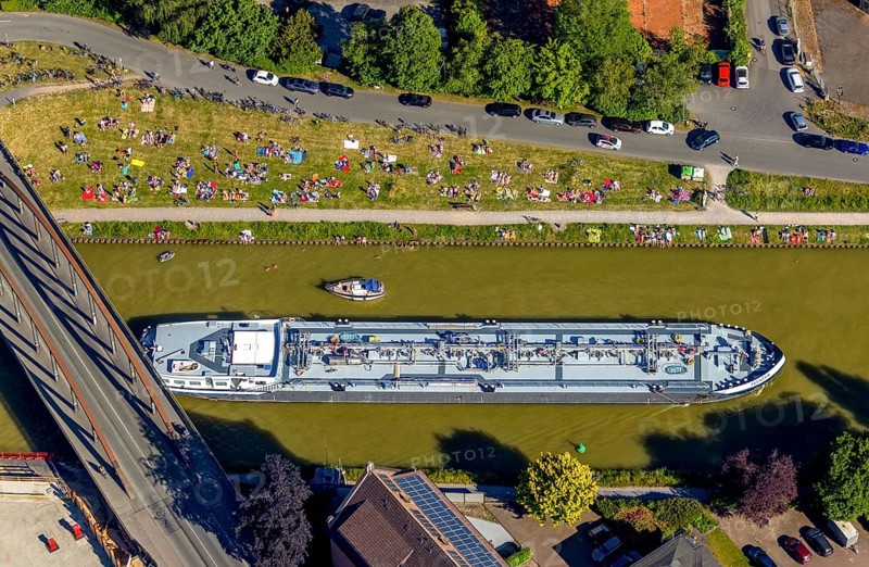 Aerial view, bathing at the canal, Dortmund-Ems canal, sunbathing lawn, sunbathing, August-Schepers-Straße, bridge Wolbecker Straße, Memelufer, Mauritz, Münster, Münsterland, North Rhine-Westphalia, Germany, bridge, DE, Europe, leisure, leisure pool, leisure activities, Klartext-Verlag, aerial view, aerial photography, aerial photography, Münster from above, Münster book, shipping traffic, summer fun, sun worshippers, lido, lido, overview, bird's eye view, birds-eyes view, free bathing establishment, overview, Corona distance. Corona distance, pandemic restrictions, end of lockdown, inland shipping, tanker, tanker cargo ship
